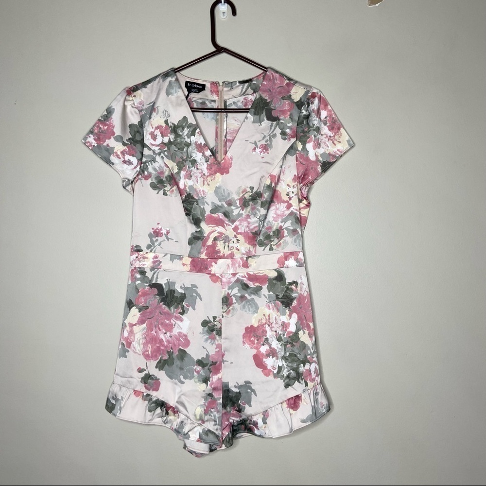 NWT Bebe Women's Floral V-Neck Short Sleeve Ruffle Romper Size 10 - Picture 2 of 7